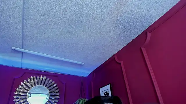 Red lady online show from 7, 4, 2026