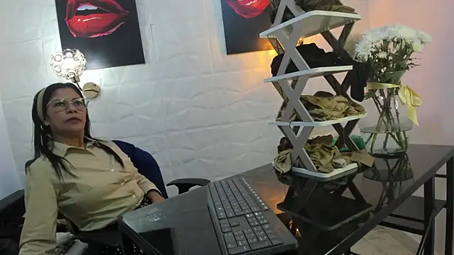 miss lucero1 online show from 4, 3, 2025