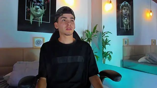 Snapshot of Mike_0233_ chatting on 31, 12, 2024 Mike 0233 online show from 31, 12, 2024