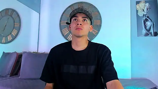 Snapshot of Mike_0233_ chatting on 4, 1, 2025 Mike 0233 online show from 4, 1, 2025