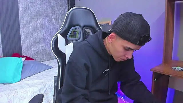 Snapshot of Mike_0233_ chatting on 6, 3, 2025 Mike 0233 online show from 6, 3, 2025