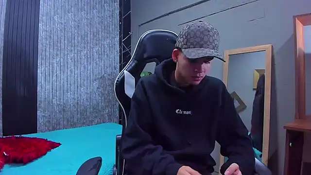 Snapshot of Mike_0233_ chatting on 8, 3, 2025 Mike 0233 online show from 8, 3, 2025