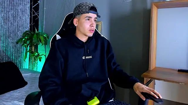 Snapshot of Mike_0233_ chatting on 18, 3, 2025 Mike 0233 online show from 18, 3, 2025