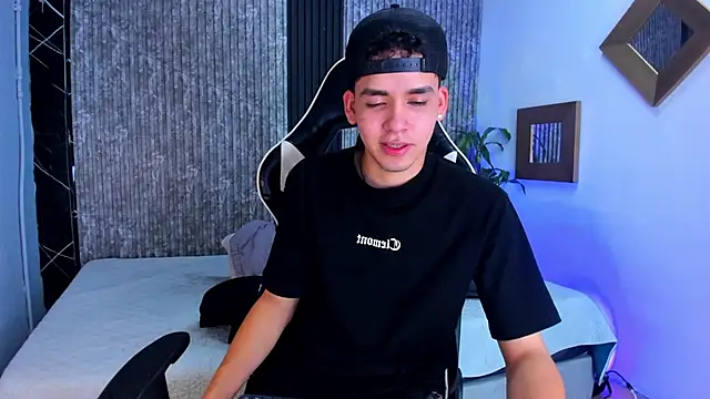 Snapshot of Mike_0233_ chatting on 17, 9, 2025 Mike 0233 online show from 17, 9, 2025