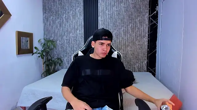 Snapshot of Mike_0233_ chatting on 24, 9, 2025 Mike 0233 online show from 24, 9, 2025