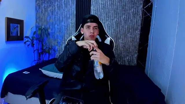 Snapshot of Mike_0233_ chatting on 28, 9, 2025 Mike 0233 online show from 28, 9, 2025