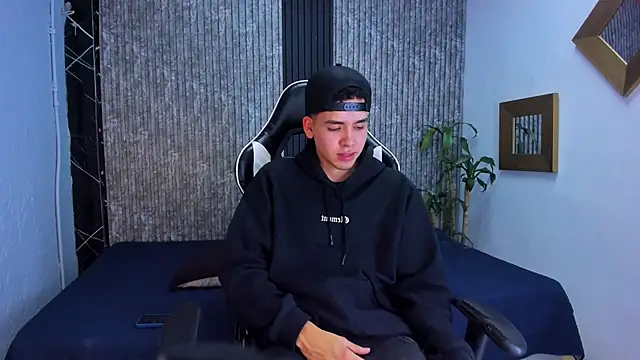 Snapshot of Mike_0233_ chatting on 4, 10, 2025 Mike 0233 online show from 4, 10, 2025