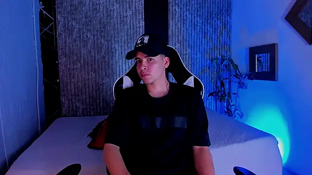 Snapshot of Mike_0233_ chatting on 12, 10, 2025 Mike 0233 online show from 12, 10, 2025