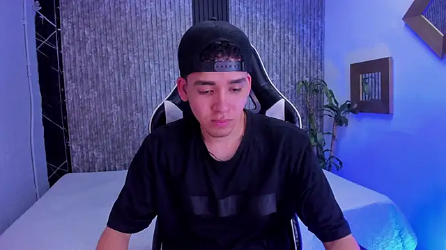 Snapshot of Mike_0233_ chatting on 15, 10, 2025 Mike 0233 online show from 15, 10, 2025