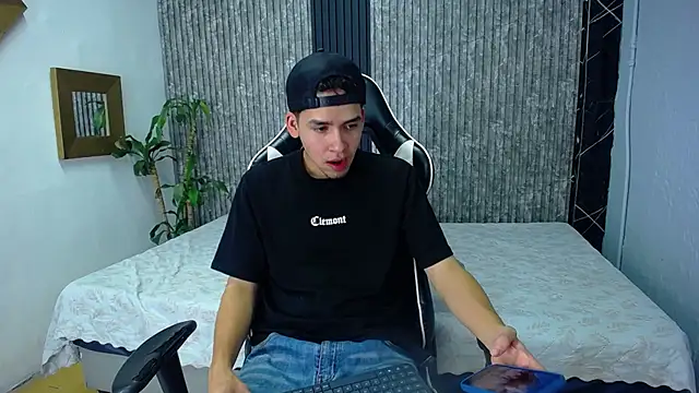 Snapshot of Mike_0233_ chatting on 19, 10, 2025 Mike 0233 online show from 19, 10, 2025