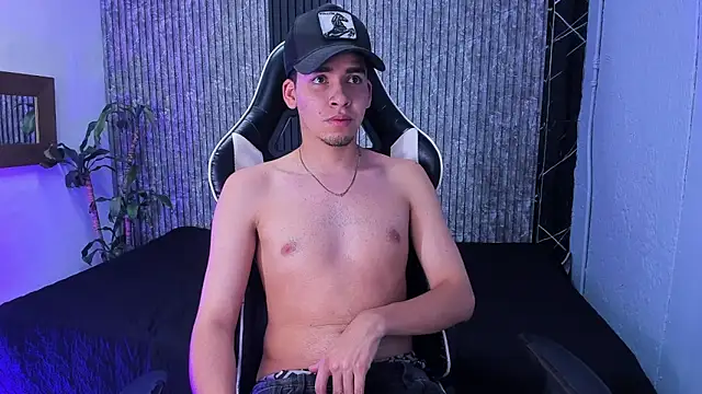 Snapshot of Mike_0233_ chatting on 22, 10, 2025 Mike 0233 online show from 22, 10, 2025