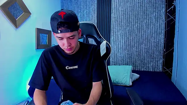 Snapshot of Mike_0233_ chatting on 28, 10, 2025 Mike 0233 online show from 28, 10, 2025