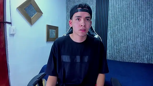 Snapshot of Mike_0233_ chatting on 29, 10, 2025 Mike 0233 online show from 29, 10, 2025