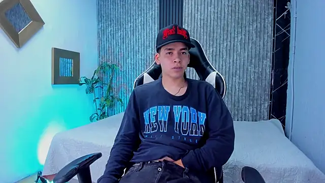 Snapshot of Mike_0233_ chatting on 30, 10, 2025 Mike 0233 online show from 30, 10, 2025