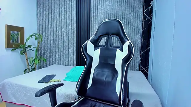 Snapshot of Mike_0233_ chatting on 5, 11, 2025 Mike 0233 online show from 5, 11, 2025