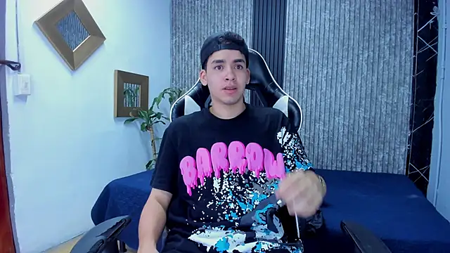 Snapshot of Mike_0233_ chatting on 12, 11, 2025 Mike 0233 online show from 12, 11, 2025