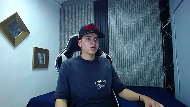 Snapshot of Mike_0233_ chatting on 23, 11, 2025 Mike 0233 online show from 23, 11, 2025