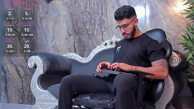 Snapshot of Liam_Kleiin chatting on 1, 2, 2025 Liam Kleiin online show from 1, 2, 2025