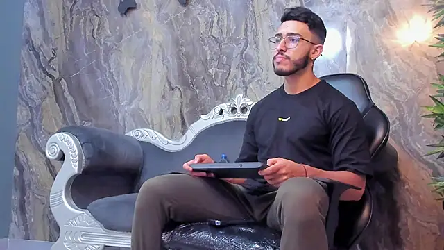 Snapshot of Liam_Kleiin chatting on 4, 2, 2025 Liam Kleiin online show from 4, 2, 2025