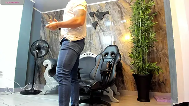 Snapshot of Liam_Kleiin chatting on 13, 2, 2025 Liam Kleiin online show from 13, 2, 2025