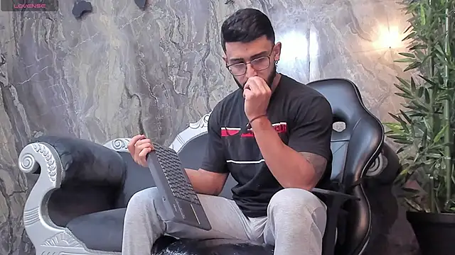 Snapshot of Liam_Kleiin chatting on 5, 3, 2025 Liam Kleiin online show from 5, 3, 2025