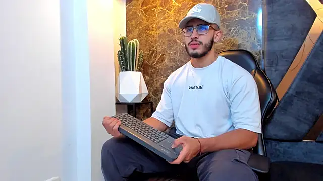 Snapshot of Liam_Kleiin chatting on 21, 9, 2025 Liam Kleiin online show from 21, 9, 2025