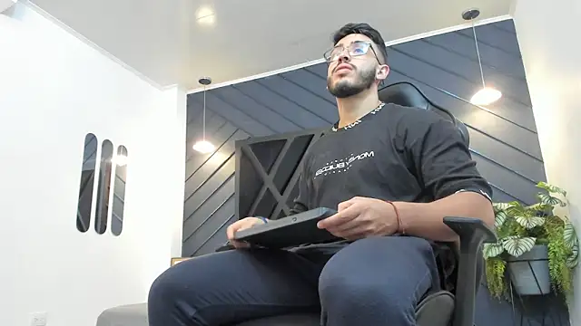 Snapshot of Liam_Kleiin chatting on 29, 9, 2025 Liam Kleiin online show from 29, 9, 2025