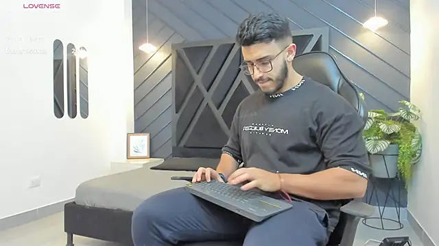 Snapshot of Liam_Kleiin chatting on 1, 10, 2025 Liam Kleiin online show from 1, 10, 2025