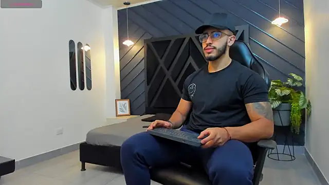 Snapshot of Liam_Kleiin chatting on 2, 10, 2025 Liam Kleiin online show from 2, 10, 2025