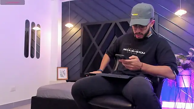 Snapshot of Liam_Kleiin chatting on 4, 10, 2025 Liam Kleiin online show from 4, 10, 2025