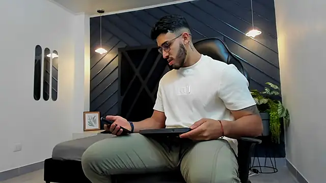 Snapshot of Liam_Kleiin chatting on 9, 10, 2025 Liam Kleiin online show from 9, 10, 2025