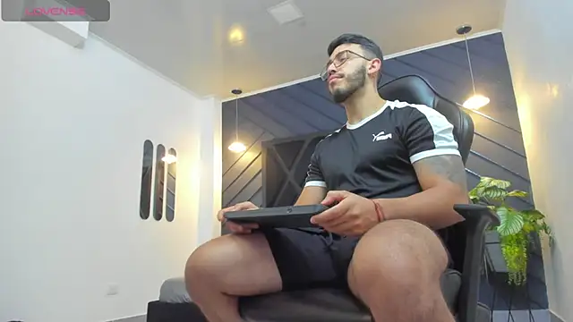 Snapshot of Liam_Kleiin chatting on 14, 10, 2025 Liam Kleiin online show from 14, 10, 2025