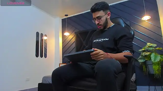 Snapshot of Liam_Kleiin chatting on 15, 10, 2025 Liam Kleiin online show from 15, 10, 2025