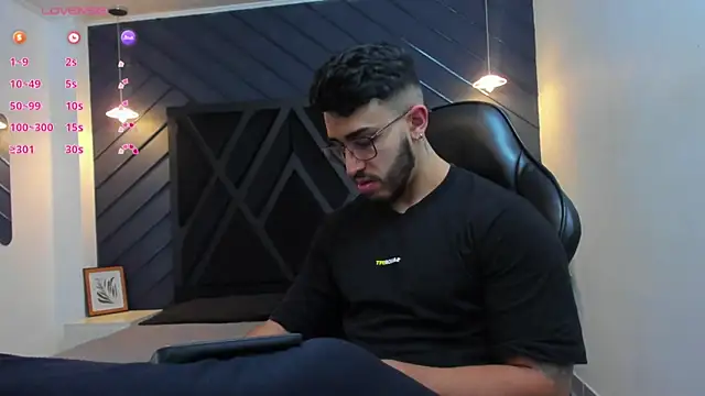 Snapshot of Liam_Kleiin chatting on 17, 10, 2025 Liam Kleiin online show from 17, 10, 2025