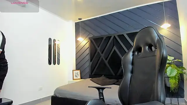 Snapshot of Liam_Kleiin chatting on 21, 10, 2025 Liam Kleiin online show from 21, 10, 2025