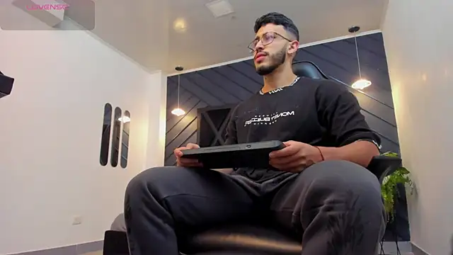 Snapshot of Liam_Kleiin chatting on 23, 10, 2025 Liam Kleiin online show from 23, 10, 2025