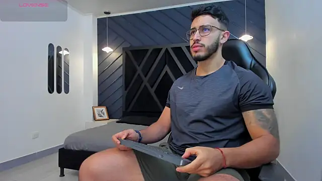 Snapshot of Liam_Kleiin chatting on 28, 10, 2025 Liam Kleiin online show from 28, 10, 2025