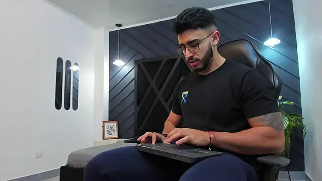 Snapshot of Liam_Kleiin chatting on 3, 11, 2025 Liam Kleiin online show from 3, 11, 2025