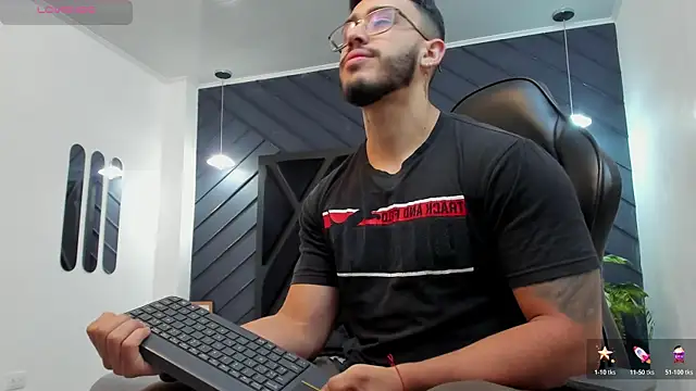 Snapshot of Liam_Kleiin chatting on 6, 11, 2025 Liam Kleiin online show from 6, 11, 2025