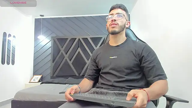 Snapshot of Liam_Kleiin chatting on 10, 11, 2025 Liam Kleiin online show from 10, 11, 2025