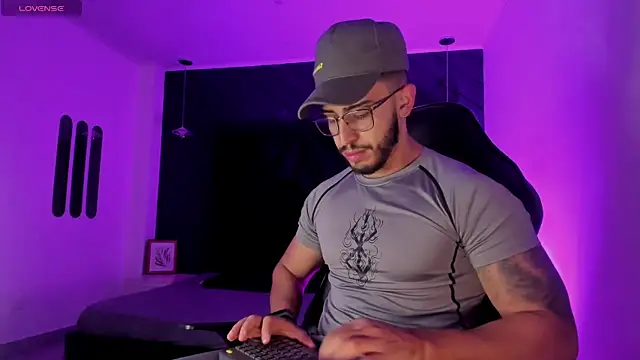 Snapshot of Liam_Kleiin chatting on 14, 11, 2025 Liam Kleiin online show from 14, 11, 2025