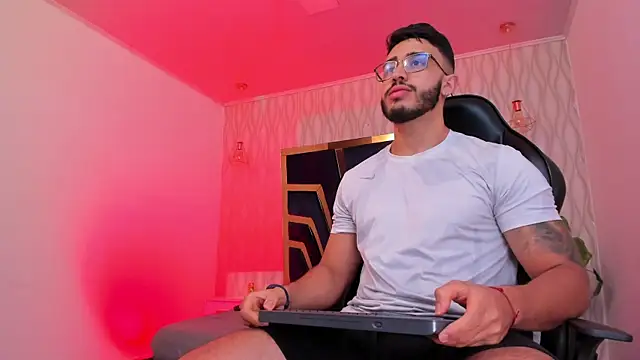 Snapshot of Liam_Kleiin chatting on 28, 11, 2025 Liam Kleiin online show from 28, 11, 2025