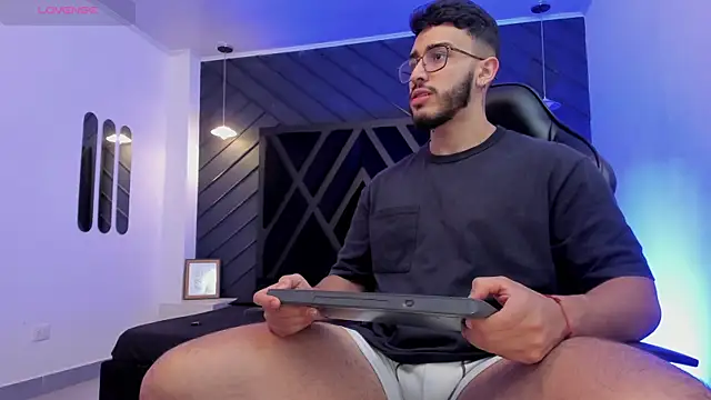 Snapshot of Liam_Kleiin chatting on 30, 11, 2025 Liam Kleiin online show from 30, 11, 2025