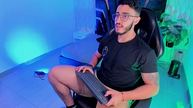 Snapshot of Liam_Kleiin chatting on 4, 12, 2025 Liam Kleiin online show from 4, 12, 2025