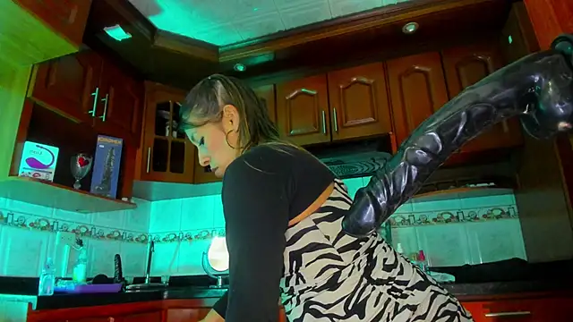 Snapshot of LaureenHills chatting on 5, 3, 2025 LaureenHills online show from 5, 3, 2025