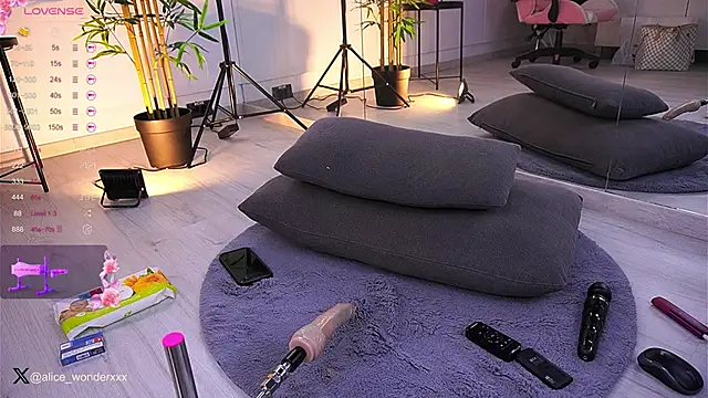 Snapshot of VanessaSimon chatting on 11, 1, 2025 VanessaSimon online show from 11, 1, 2025