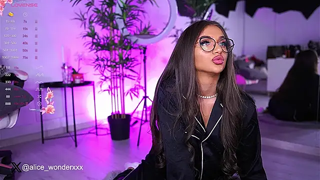 Snapshot of VanessaSimon chatting on 2, 2, 2025 VanessaSimon online show from 2, 2, 2025