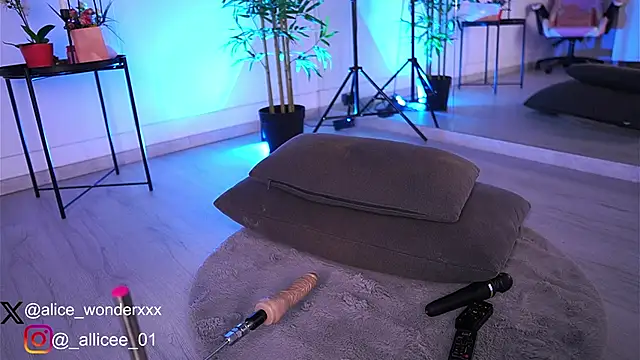 Snapshot of VanessaSimon chatting on 8, 3, 2025 VanessaSimon online show from 8, 3, 2025