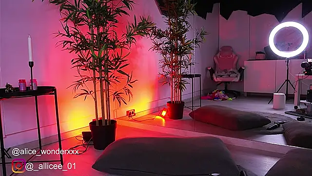 Snapshot of VanessaSimon chatting on 13, 3, 2025 VanessaSimon online show from 13, 3, 2025