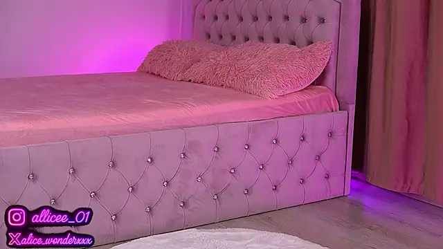 Snapshot of VanessaSimon chatting on 17, 9, 2025 VanessaSimon online show from 17, 9, 2025